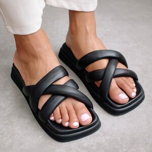 ALOHAS Slip on Cross Sandal Black
